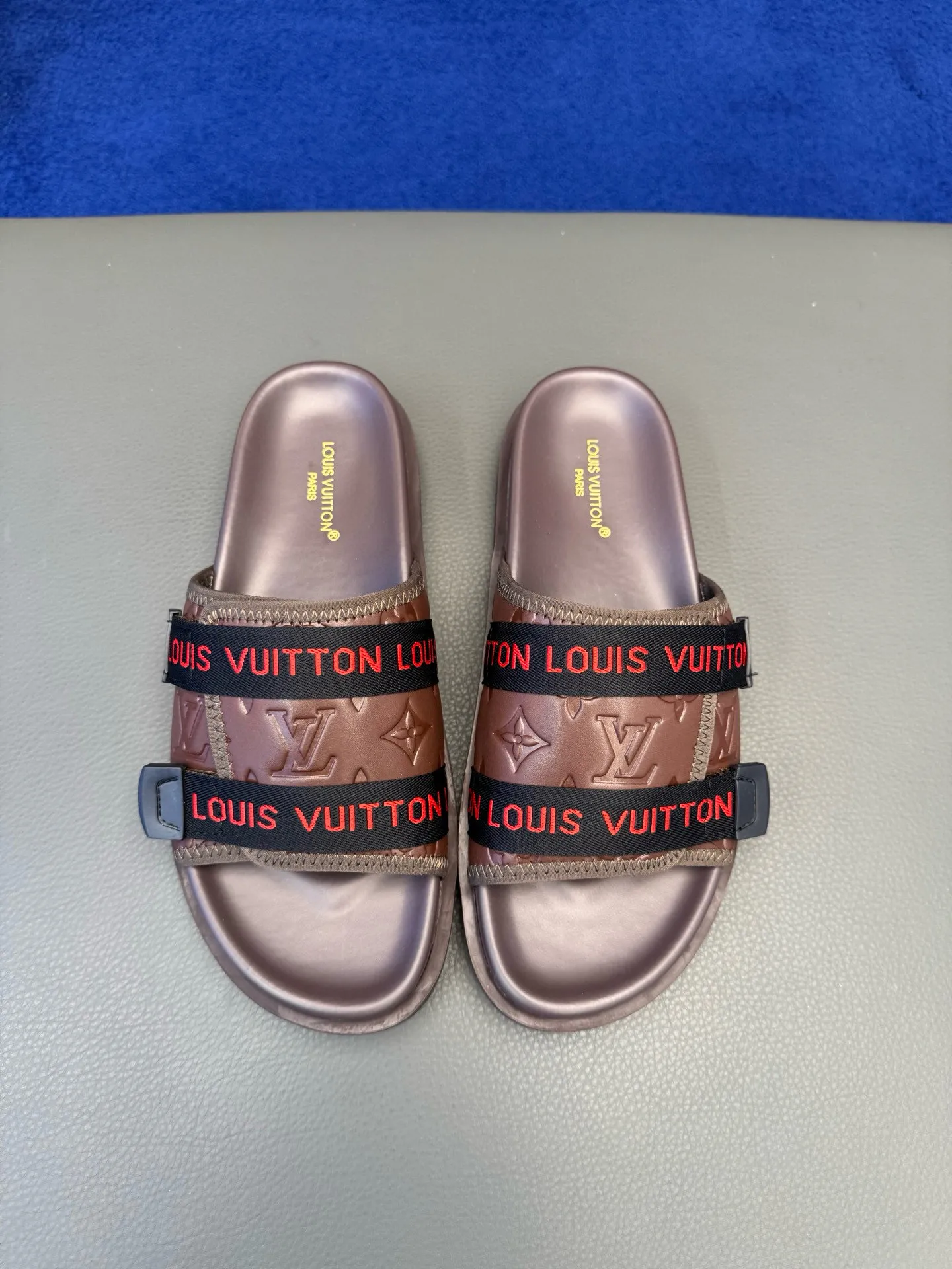[L Home] P: 340💰Size: 38-45 Top purchasing lv men's summer slippers, classic presbyopia with soft real leather lining, unique color splicing effect, distinctive personality, fashionable and trendy essential style, light and comfortable. Lightweight and tough rubber insole, micro ridged foam outsole, super comfortable!